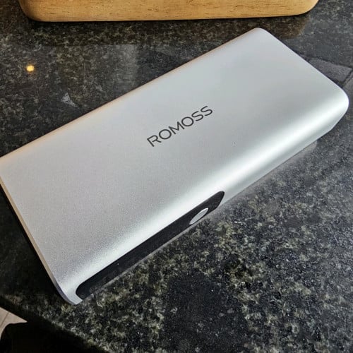 ចង់លក់power bank ROMOSS 130W 20000mah នៅស្អាត99%, មានប្រអប់និងខ្សែរ