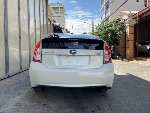 ឡានលក់PRIUS2013អុកសិន២ក្នុងលឿងថ្នាំហ្សិនមួយជុំ