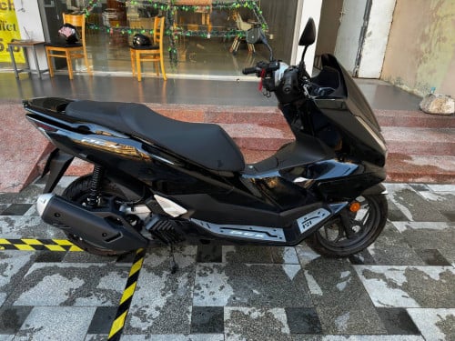 honda 2025 pcx 125cc 99.9% 3,800$