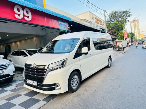 Toyota Hiace 2023 V6 សាំង អូតូ full option អារ៉ាប់ VIP 10កៅអី