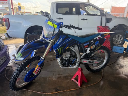 ម៉ូតូលក់ធូៗចែកគ្នាជិះ