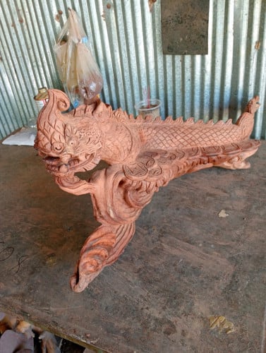 លក់ឡៃឡុុងនាគធ្វើពីឈើក្នុងប្រវែងមួយម៉ែត្រកម្ពស់បីទឹក