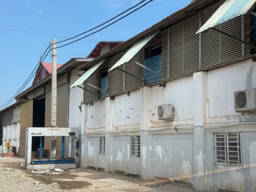 ឃ្លាំងសំរាប់លក់ចុះពីផ្លូវទំនប់កប់ស្រូវ150មែត្រ មុខពេទ្យតេជោ