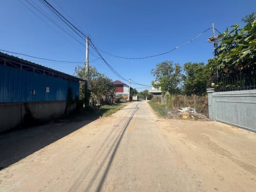 ដីសម្រាប់លក់ នៅក្រុងតាខ្មៅ ចុះផ្លូវធំ1km និង2km ពីវិទ្យាល័យក្រុងតាខ្មៅ