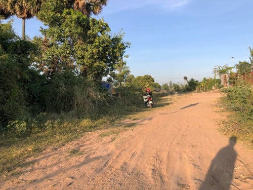 ដីសម្រាប់លក់ 2ហិកតា $160/ម៉ែត្រការ៉េ - ជាប់ផ្លូវធំ ផ្លូវគម្រោងអភិវឌ្ឍន៍ - ខាងក្រោយ បុរី ប៉េង ហួត