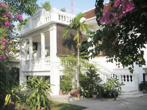 វីឡាបារាំងលក់ ចំងាយ 250m ពីវិមានឯករាជ្យ / French Colonial Villa for Sale, Independence Monument