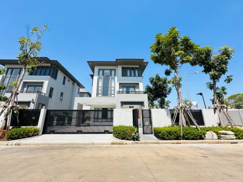 វីឡាឃ្វីន (កែង) Queen-A  ក្នុងបុរី ជីបម៉ុង 598 ផ្លូវឯកឧត្តម សម្រាប់លក់