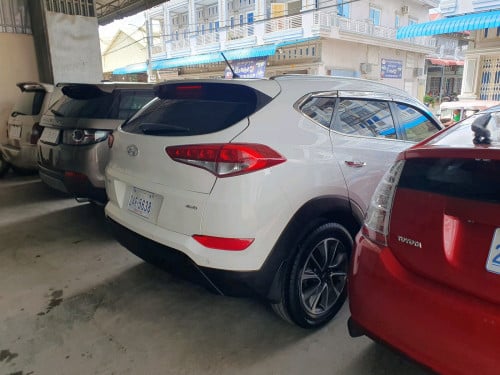 Hyundai Tucson Full option ប្រភេទឡានស្អាត