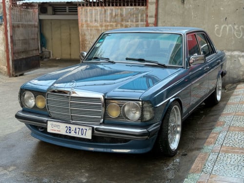 Mercedes-Benz 230E W123