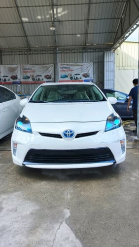 Prius 2013 សកាំម៉ៃ ក្នុងលឿង