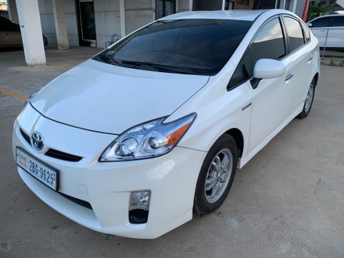 Toyota Priusពណ៏ស កាំម៉ៃ U BL  សេរីឆ្នាំ2010 option 3ធានាឡានស្អាត អត់បុកអត់ច្រេះឡានថ្មីI