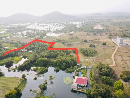 ដីលក់ជាប់មាត់ទឹក