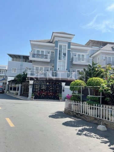 វីឡាភ្លោះសម្រាប់ជួលនៅបុរី ភ្នំពេញសុខសាន្ត