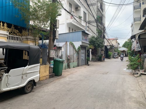ផ្ទះលក់បន្ទាន់ ក្រោយសណ្ឋាគារភ្នំពេញ​ ជិតកាល់ម៉ែត្រ
