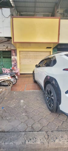 ផ្ទះល្វែងអាជីវកម្ម1ជង់សំរាប់ជួលលើផ្លូវធំជិតផ្សារធំថ្មី