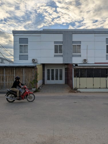 ផ្ទះអាជីវកម្ម ផ្លូវក្រៅបែរមុខទៅ ទិសខាងកើត រកស៊ីបានទាំងយប់ថ្ងៃ ជាប់ផ្លូវរដ្ឋ10m