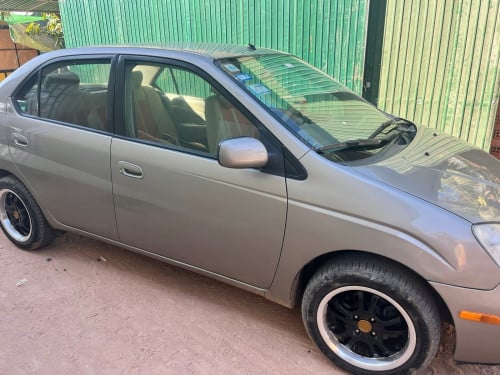 ឡានPrius 02 មានពន្ធ