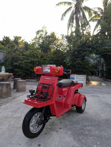 HONDA gyro X ឆ្នាំ 2012  ប្រើប៊ិចសាំង ( ក្រដាសពន្ធ)