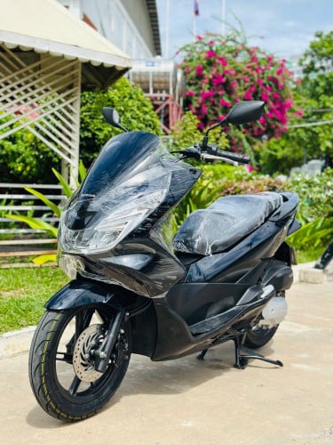 Honda PCX 017 ជប៉ុនសុទ្ធ125cc ម៉ាស៊ីនតាន់ហាប់នែនស្ងាត់ជិះស្រួលស្ទុះមិនលាន់មិនហុយមានពន្ធកាតគ្រឺហ្សីន