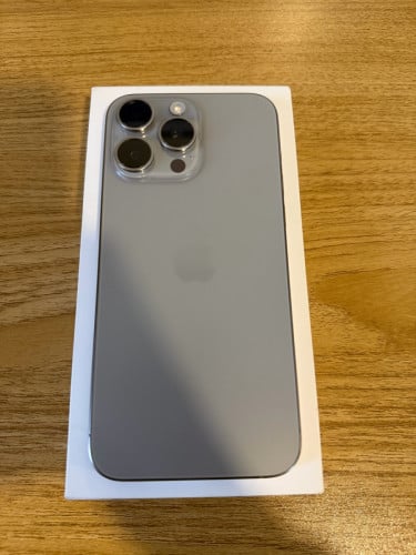 Iphone 15 pro max titanium no scratch 99.99% + Free 99$ UAG Kevlar case