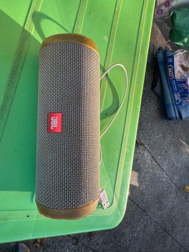 JBL Flip 4 នៅស្អាតថ្មកាន់
