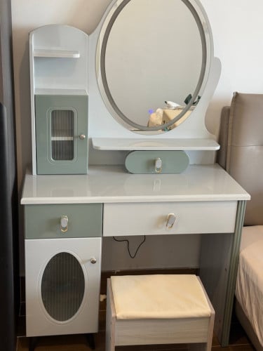 Makeup table secondhand special price $60