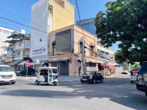 ហាងកែងសម្រាប់ជួល នៅចតុមុខ ទីតាំងល្អ សម្រាប់ប្រកបអាជីវកម្មគ្រប់ប្រភេទ…..