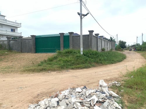 ដីកែងជិតអគារ បសស