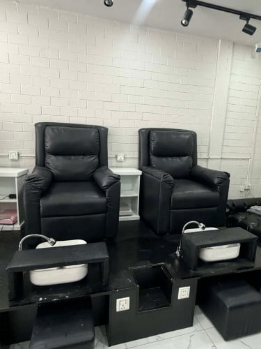 លក់សាឡុងទាំង2 សម្រាប់អង្គុយធ្វើក្រចកឬអង្គុយលេង 500$ ចុះបានខ្លះ ( រូបរាងកៅអី 93% up )