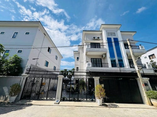 វីឡា​ជួល​ រឺ​ លក់​ (ខ្ញុំ​ម្ចាស់​ផ្ទាល់​)​ មានទាំង​សំភារៈ​មាន​ បន្ទប់​គេង​ 4មាន​ បន្ទប់​ទឹក​ 6