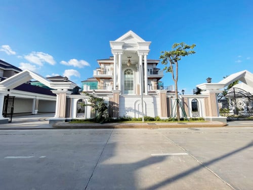 វីឡាឃីងអេកែងសម្រាប់ជួល នៅក្នុងបុរីប៉េងហួត ដឹស្តាមេរាហ្គាដិន 50ម៉ែត្រ