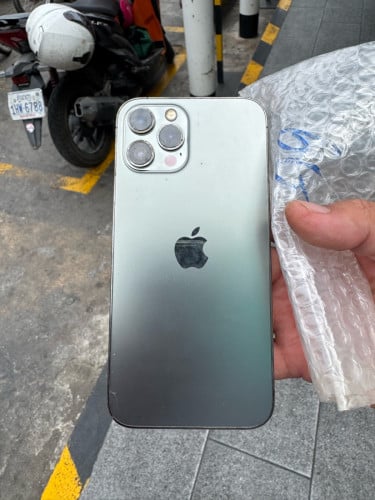 តួមួយកាត់ក្រោយ iPhone 12 Pro Max