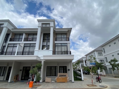 វីឡាកូនកាត់ LA កែងលក់បន្ទាន់ខ្លាំង