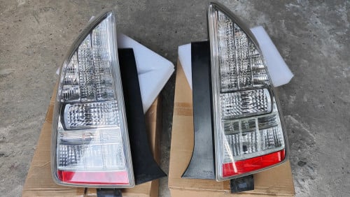 លក់ភ្លើងស្តុប Prius 2010 ស៊ីន មួយទឹក