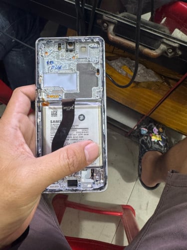 អេក្រង់Samsung s21 ultraជាប់តួមានថ្ម បែកប្រើបានលក់45$