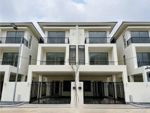 វីឡាភ្លោះ (Twin M) ក្នុងបុរីប៉េងហួតបឹងស្នោរលក់បន្ទាន់