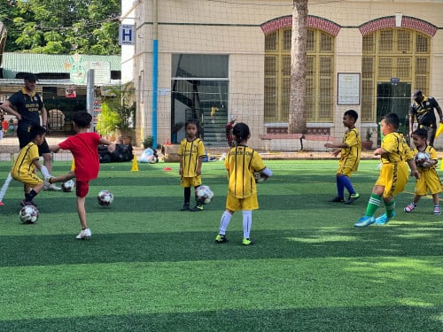 បាល់ទាត់ មិនមែនគ្រាន់តែជាការរត់ដេញបាល់នោះទេ! 🦁💪