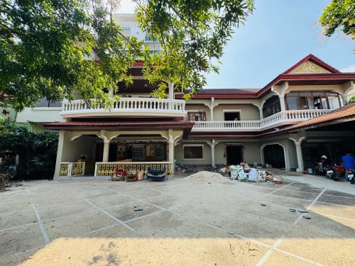 10 Bedrooms Villa For Rent In Toul Tompong Area 5 Minutes From BKK1.