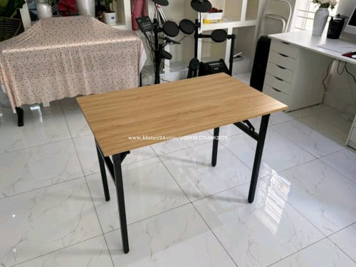 Folding table
