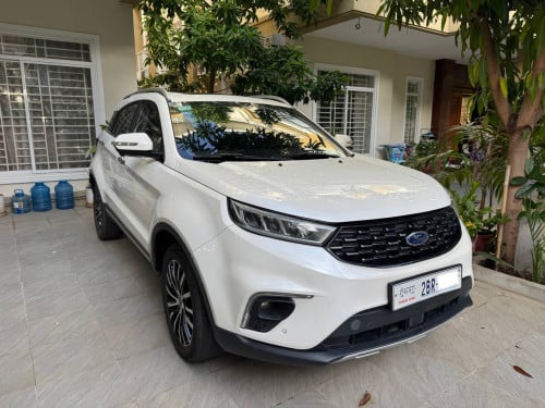 Ford Titanium Plus 2022 ធានាឡានស្អាតជិះធ្វើការរាល់ថ្ងៃ