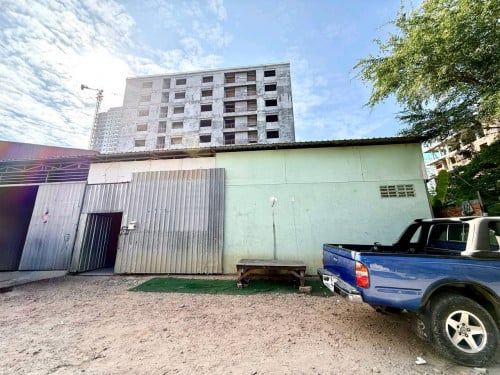 ឃ្លាំងសម្រាប់ជួល : ចុះពីផ្លូវម៉ុងឬទ្ធី ១០០ម សង្កាត់ភ្នំពេញថ្មី,ខណ្ឌសែនសុខ, ភ្នំពេញ