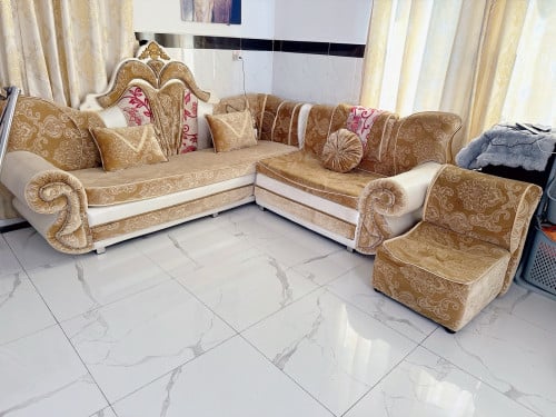 ឈុតសាឡុងពណ៌មាស