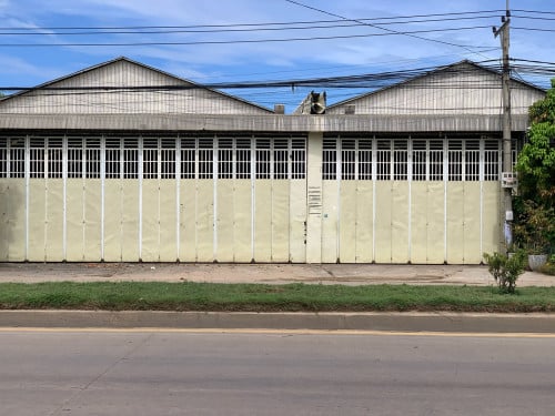 ឃ្លាំងលក់លើផ្លូវហាណូយ