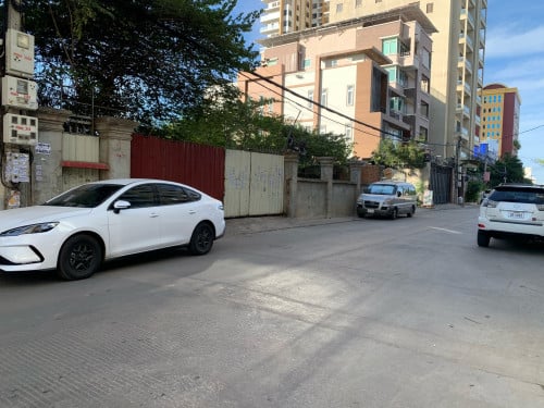 ដីលក់នៅភ្នំពេញថ្មី ជិតសណ្ឋាគារ ឌីវីត