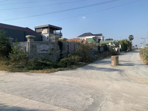 ដីកែង ជិតគុកព្រៃស