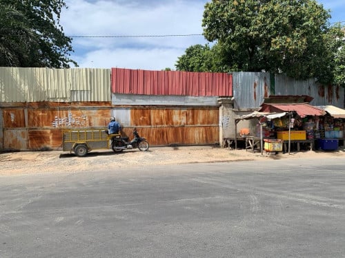 ដីលក់ លើផ្លូវ ទ្រី ហេង