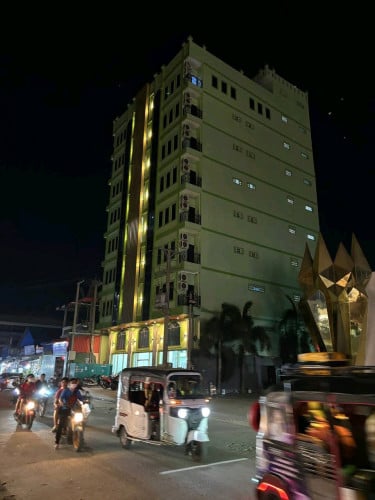 អាគារជួលនៅកណ្ដាលក្រុងប៉ោយប៉ែត ខេត្តបន្ទាយមានជ័យ ចំនួន 54 បន្ទប់  ម្ចាស់ផ្ទាល់ : 010 895556