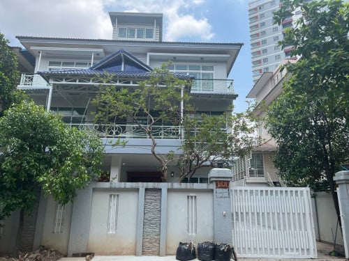 ផ្ទះជួលមានសម្ភារពេញ/ Full Furnished Villa for Rent