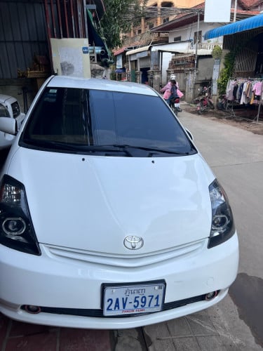 ឡានtoyota prius 05 fullពេញឡានរៀបចំរួចរាល់ធានាឡានស្អាតលក់ 9,500$ ចរចារ