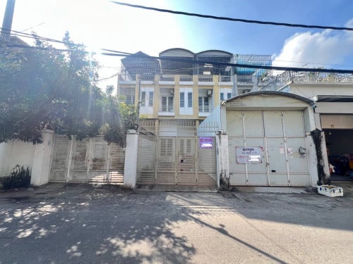 House For Sale- Chroy Chongvar